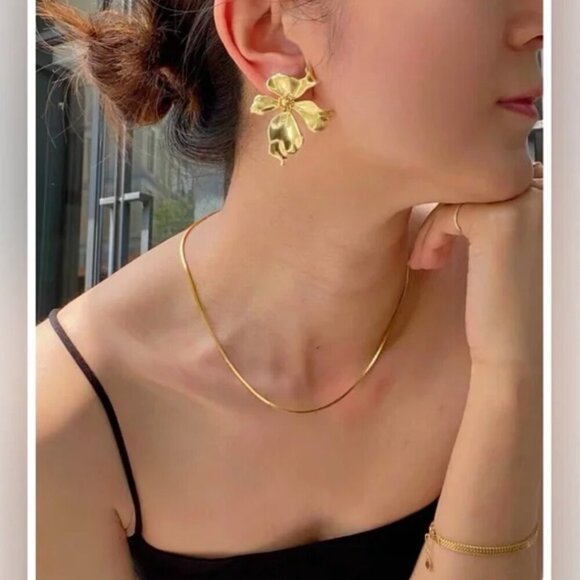 18K Gold Plated Flower Earrings - Picture 8 of 8